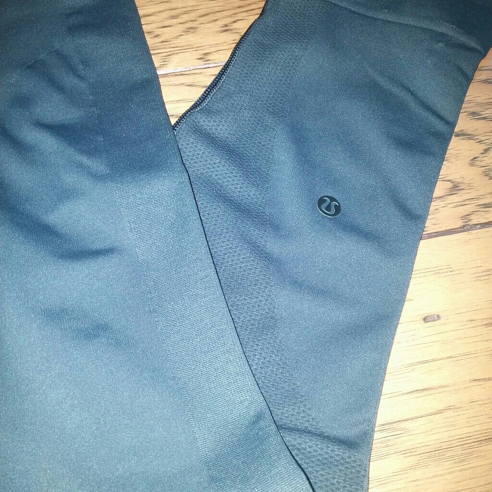 Lululemon Zone In Crop In Black - Picture 6 of 11